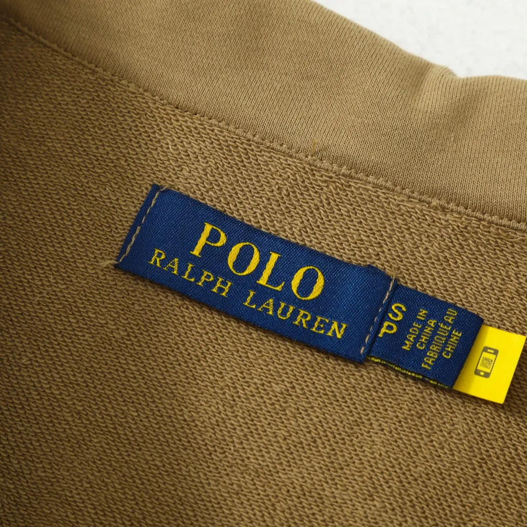 P260 #R99 Ralph Lauren pony logo eight-color half-zip lapel sweatshirt. Wear three times in one suit, easy to switch styles: Fully stand-up collar mode: crisp lapel three-dimensional windproof, taking into account warmth and cool lines, full of coolness ▫️Half-open lazy mode: slightly exposed collarbone, relaxed and comfortable | Pair with a shirt or high collar to show the intellectual atmosphere ▫️Full-open V-neck mode: Visually extends the neck-shoulder ratio | Stacking is more layered, hiding the flesh and making it look slimmer, making it easy to wear with a sense of luxury. Genderless design, shared wardrobe concept: White is gentle and elegant | Black is cool and slimming | Both colors can be used to create a couple CP look. 8 colors are available in the full line | From classic to soft | Meet all daily and occasion dressing needs Quality is reflected in the details: Micro-label logo embroidery | Loose but not procrastinating tailoring | High-grade fabrics ensure a comfortable fit. Easily manage various scenarios such as workplace commuting, weekend leisure, and date travel, effortless chic is the definition of effortless chic.  Color: Black White Navy Mint Green Khaki Pink Yellow Army Green Size: S M L